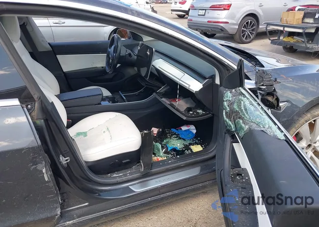 5YJ3E1EB2JF074361: 37404702