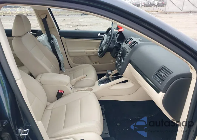 3VWRZ7AJ2AM015429: 38368057