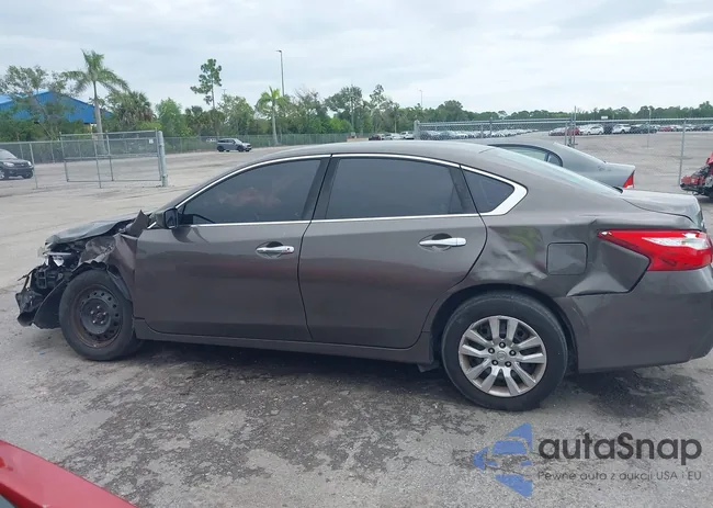 1N4AL3AP3HN303920: 37772657