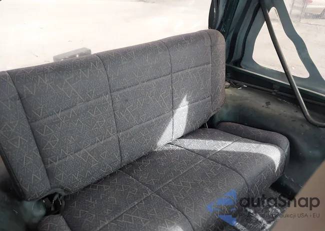 1J4FA59S3YP740440: 37812199