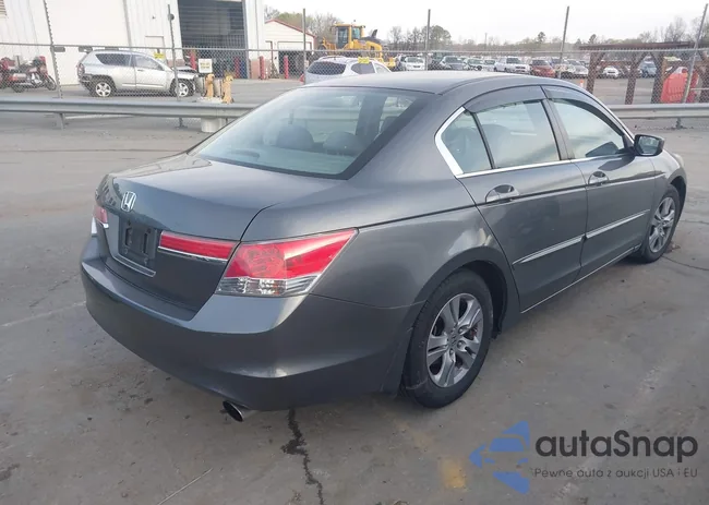 1HGCP2F42BA050282: 39001760