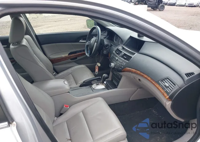 1HGCP2F83BA148286: 39977175