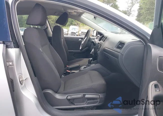 3VW267AJ5GM327618: 40103377