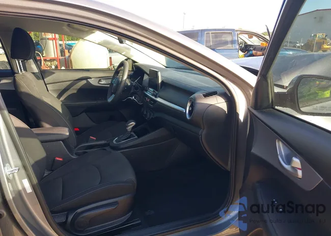 3KPF24AD4PE641070: 40139652