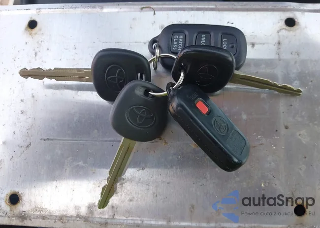 2T1KR32EX8C697610: 40340143