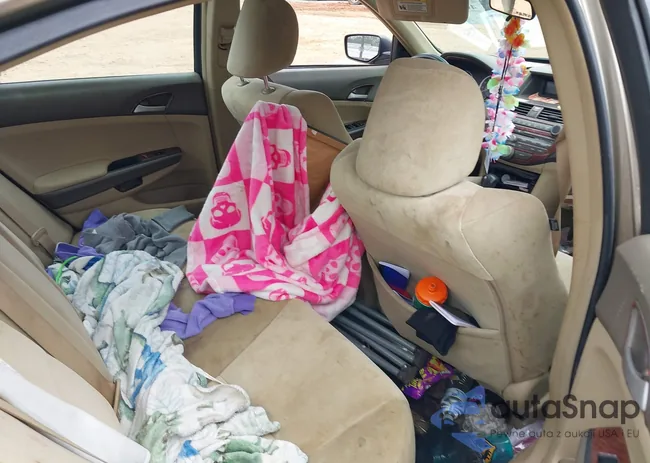 1HGCP26479A156737: 40386155