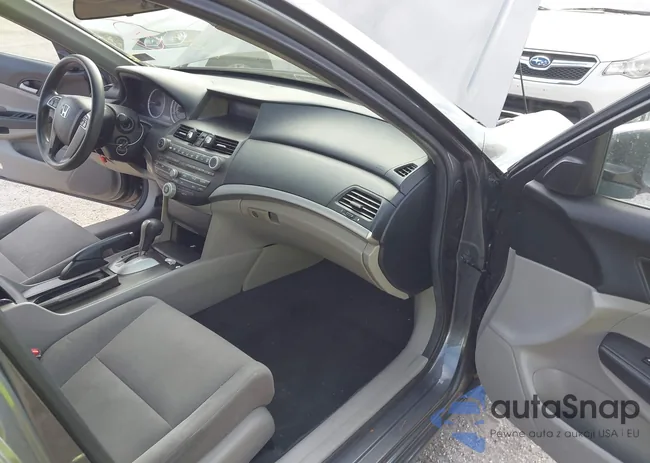 1HGCP2F4XBA081571: 40476907