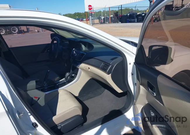 1HGCR2F3XFA068617: 40478895