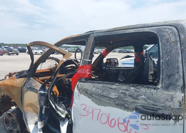 3C6UR5HJ5EG189532: 39706863