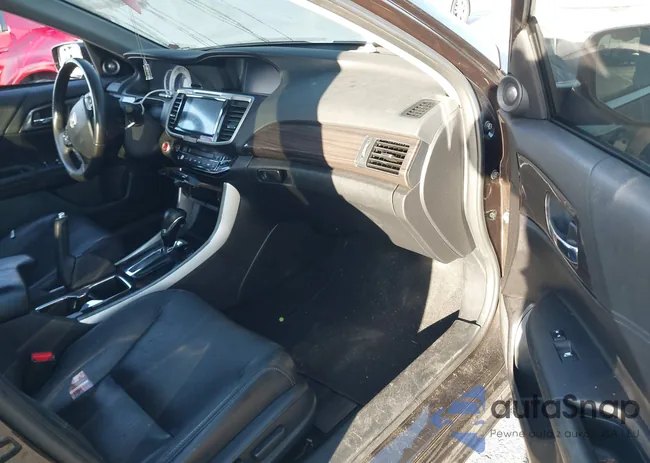 1HGCR2F8XHA196581: 39744862