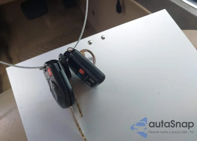 1FMCU03188KA76857: 39907887