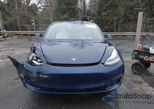 5YJ3E1EB9JF086121: 40952053