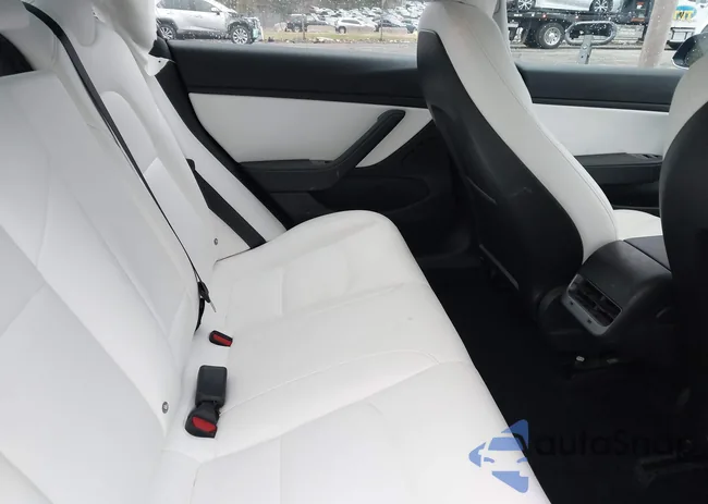 5YJ3E1EB9JF086121: 40952053