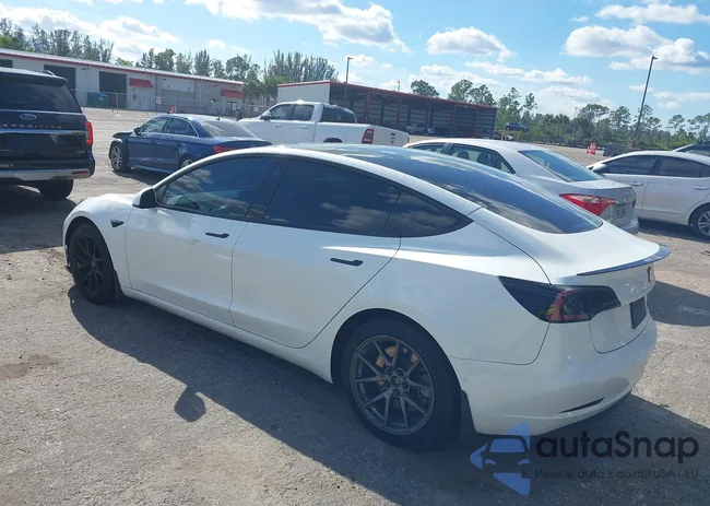 5YJ3E1EB1MF978982: 40963697