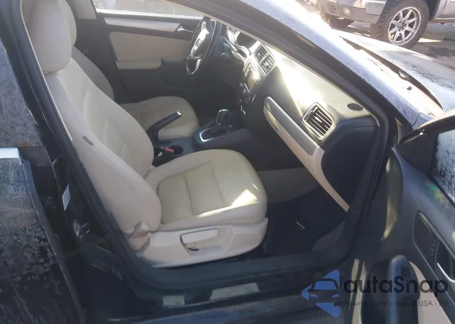 3VWLP7AJ8CM008418: 41472727