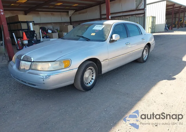 1LNFM81W3WY617074: 40528028