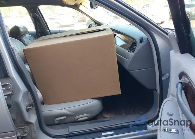 1LNFM81W3WY617074: 40528028