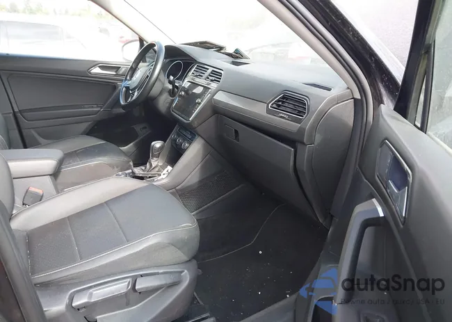 3VV2B7AX3JM145914: 40587590