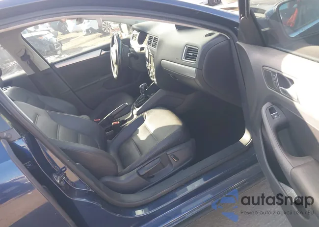 3VWD17AJ8EM385789: 40593109