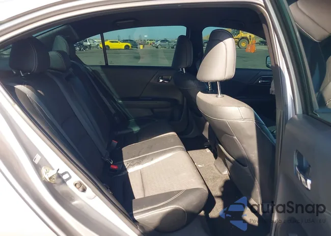 1HGCR2F52HA137272: 40667073