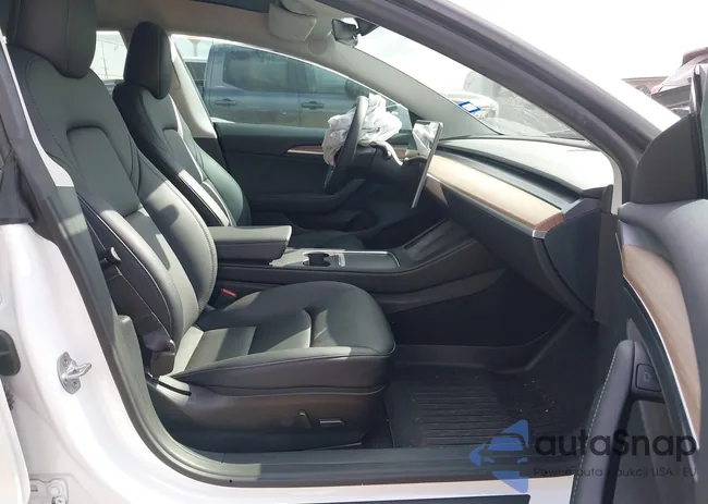 5YJ3E1EC6PF693076: 40690630