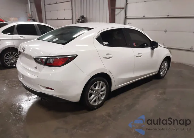 3MYDLBYVXJY320892: 40740830