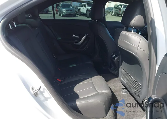 W1K3G4EB8LJ214295: 41915085