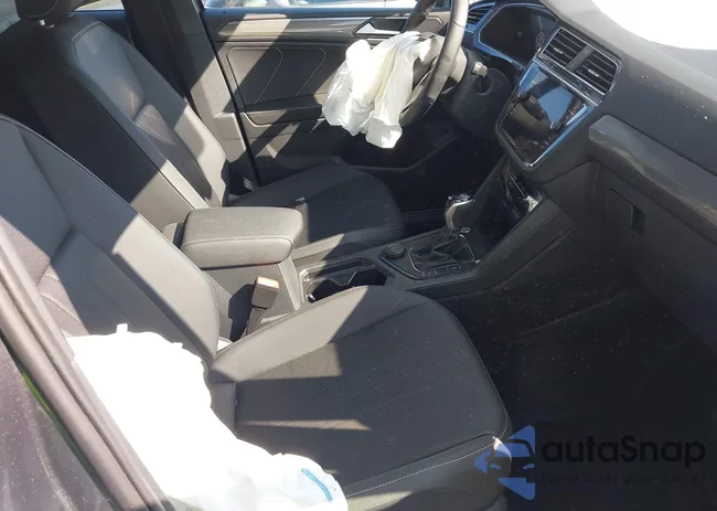 3VV8B7AX0RM231879: 41924255