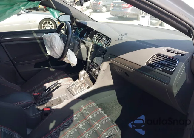 3VW447AU5JM275990: 41957415