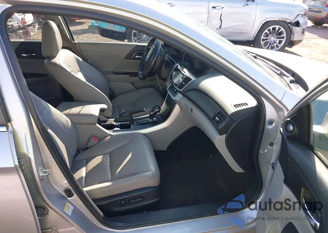 1HGCR2F84FA113871: 42016455