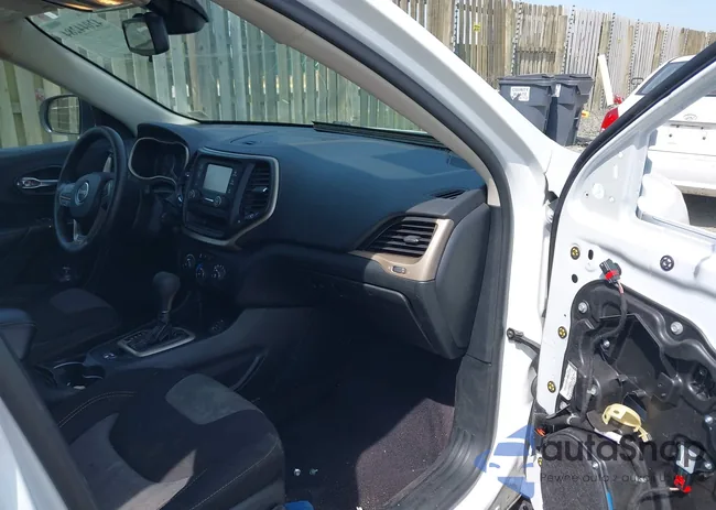 1C4PJLAB9GW352580: 42044284