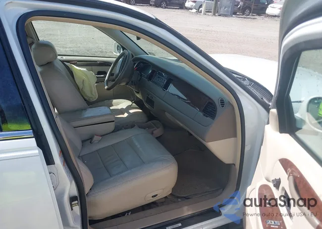 1LNHM81W32Y654077: 42064639