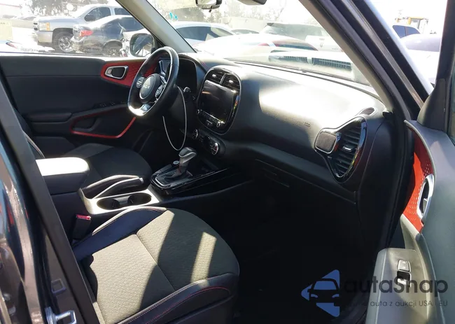 KNDJ53AU0P7195673: 42067749