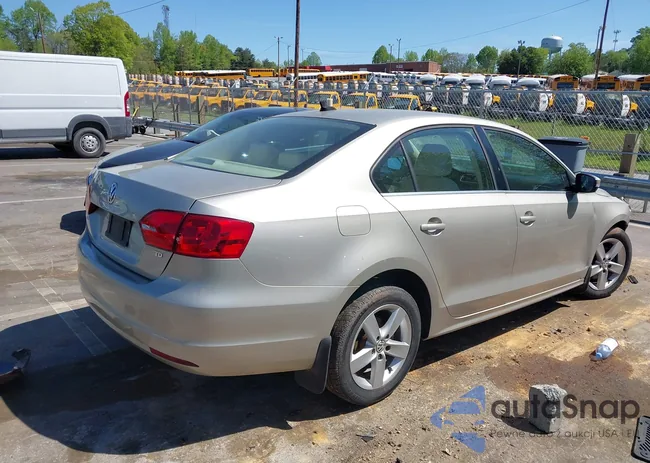 3VWLL7AJ6DM271245: 42069650