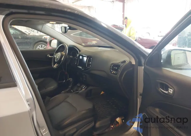 3C4NJDCB1JT267028: 42102683