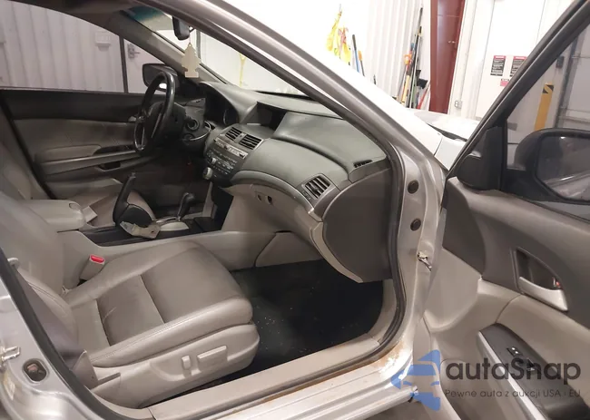 1HGCP3F81AA003624: 42111410