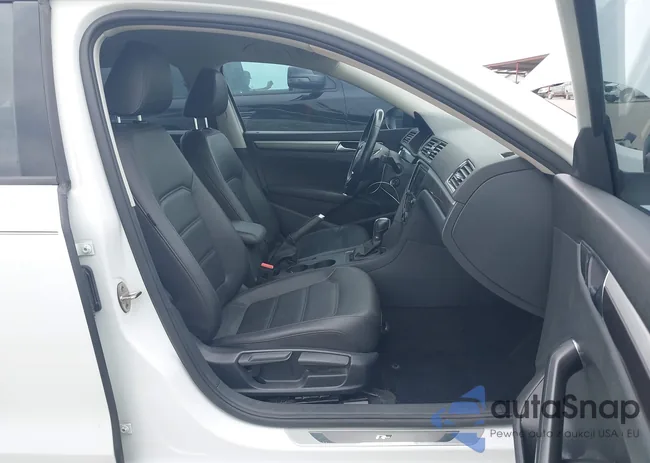 1VWAA7A30JC015825: 42129547