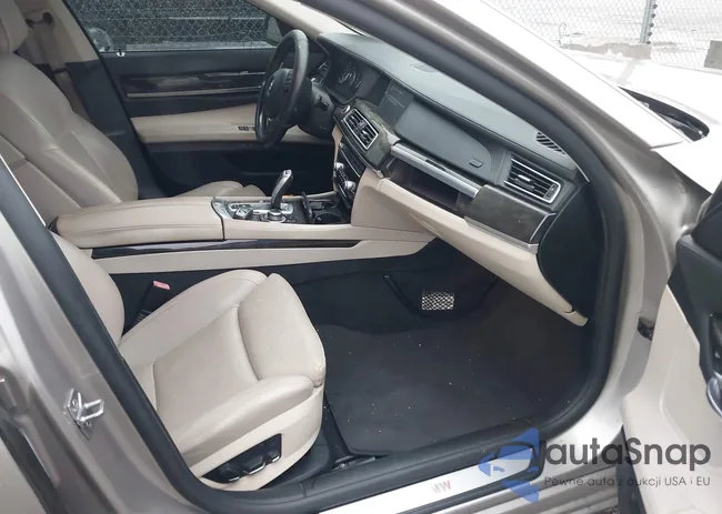 WBAKA8C50CDX01319: 42133359