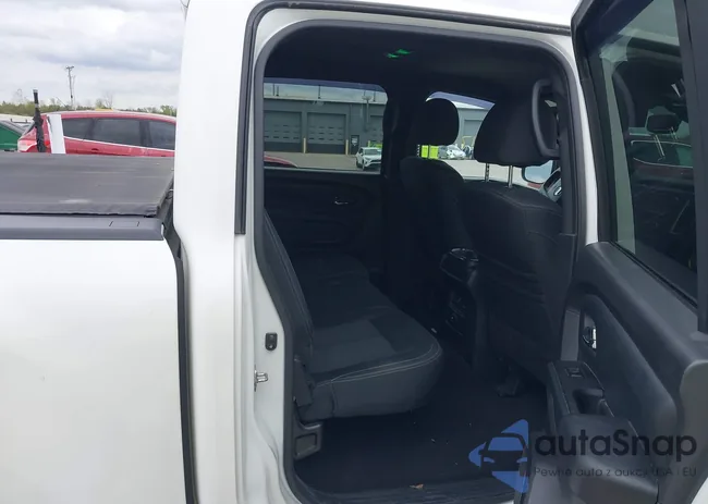 1N6AA1E51JN519586: 42158717