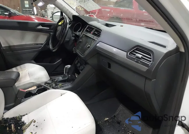 3VV2B7AX2JM194215: 42162571