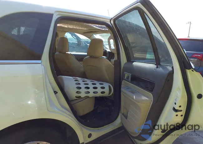 2LMDU68C18BJ15272: 42182342