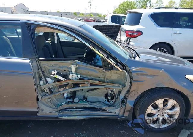 1HGCP2F73AA162811: 42231673