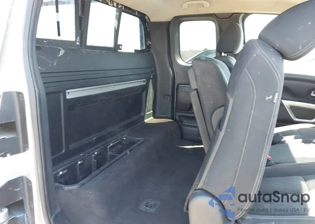 1N6AA1C83HN563953: 42239660