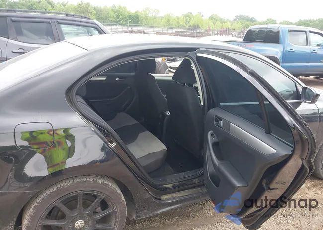 3VW2B7AJ5HM224485: 42279370