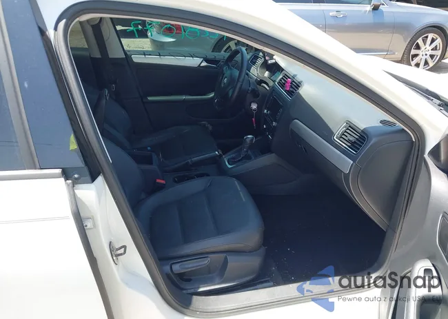 3VWLL7AJ5CM417536: 42281077