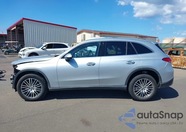 W1NKM4GB2PF043878: 42283130