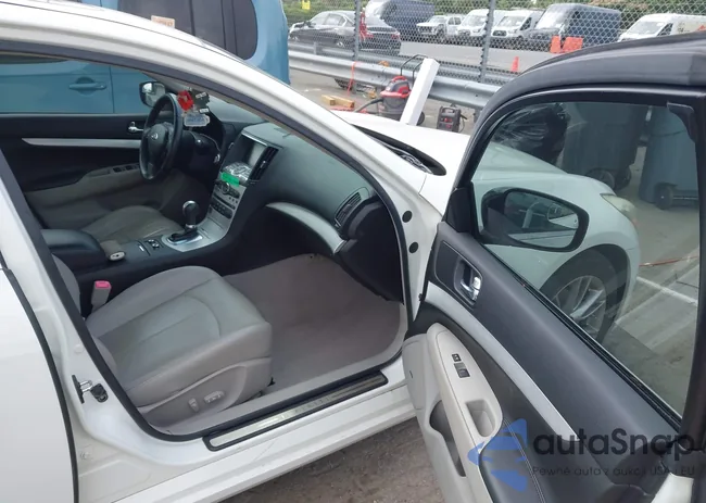 JNKCV61E99M305013: 42298702