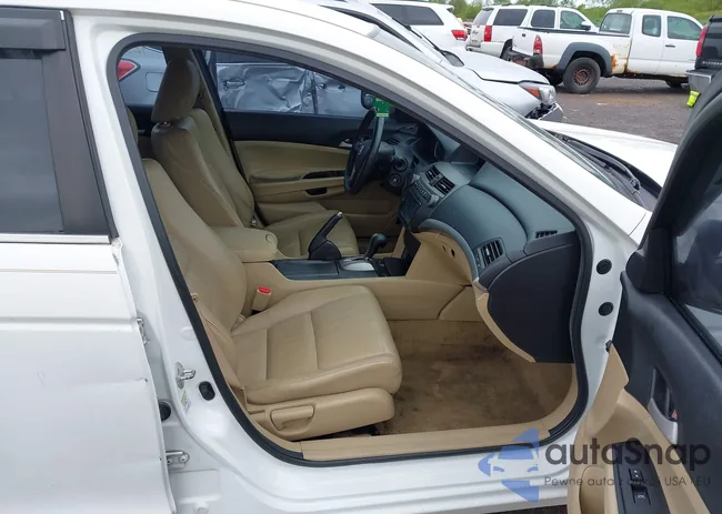 1HGCP2F66BA114759: 42300180