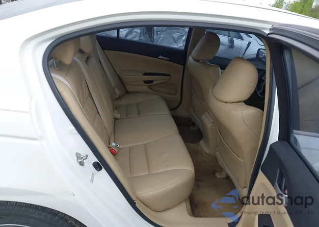 1HGCP2F66BA114759: 42300180