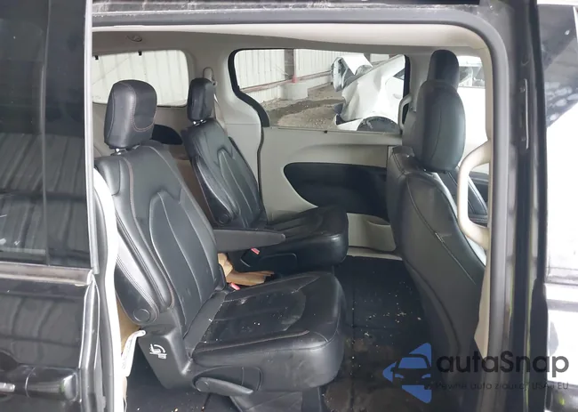 2C4RC1BG8JR211405: 42301088